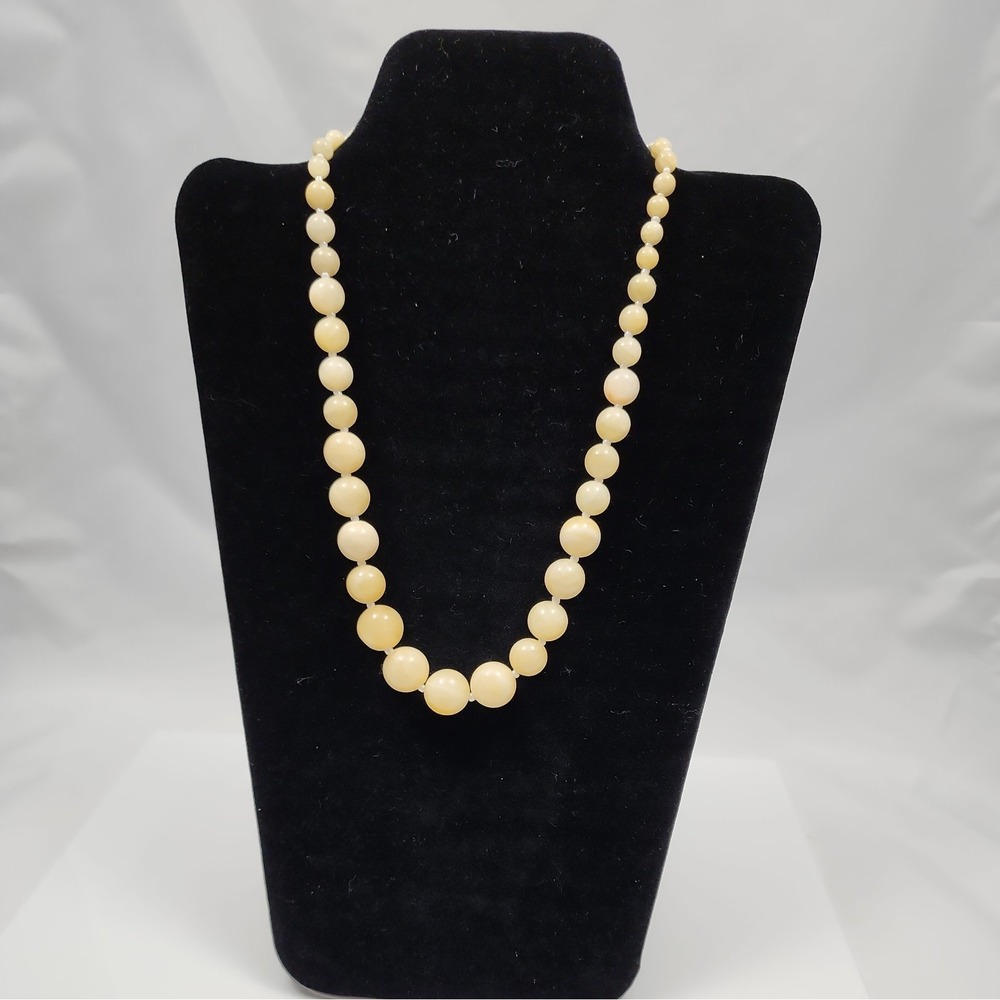 Rare Honey Jade Graduated Bead Necklace 18" Vintage Classic Beauty